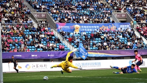 足球场外新闻不断，话题热度爆表